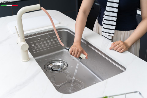 Vòi rửa chén Nobinox BIANCO NX602 - thực tế 4